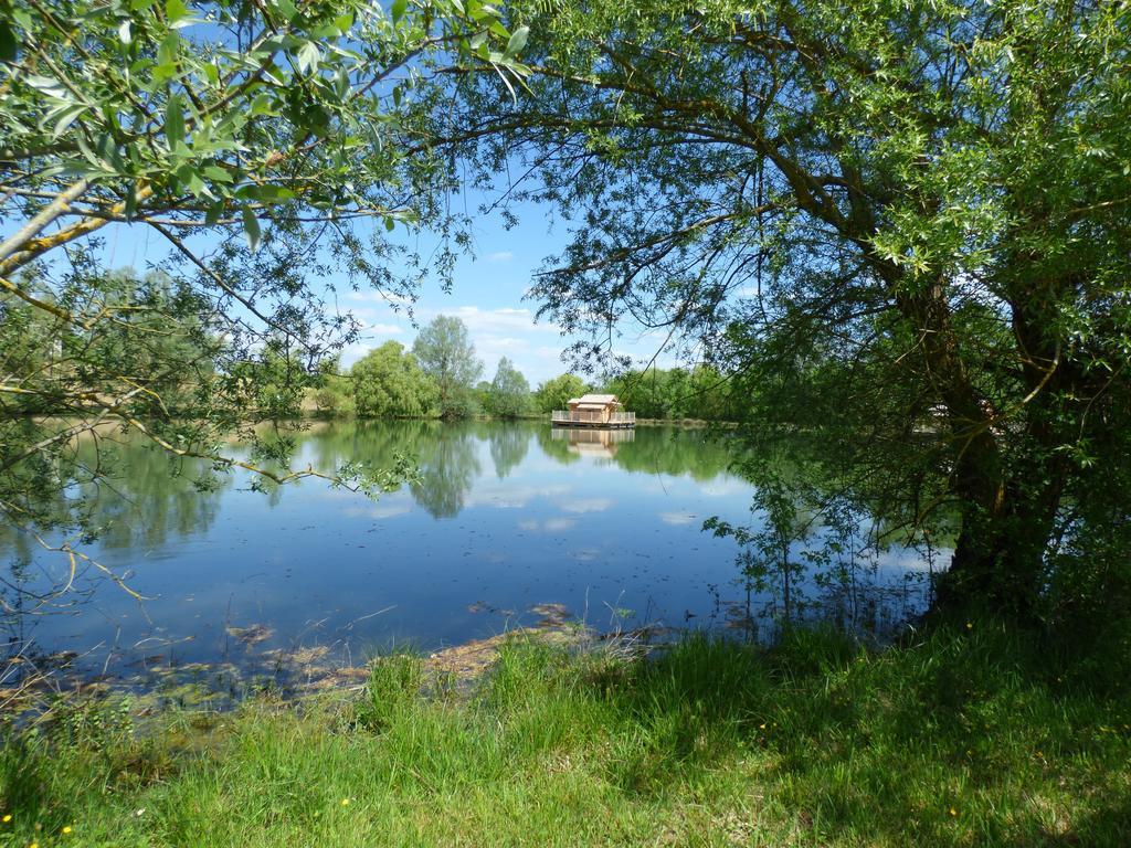 Hôtel Cabanes Flottantes Du Lac De Pelisse à Douzains Extérieur photo