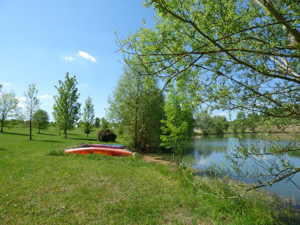 Hôtel Cabanes Flottantes Du Lac De Pelisse à Douzains Extérieur photo