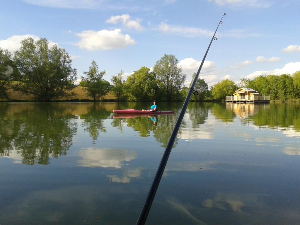 Hôtel Cabanes Flottantes Du Lac De Pelisse à Douzains Extérieur photo