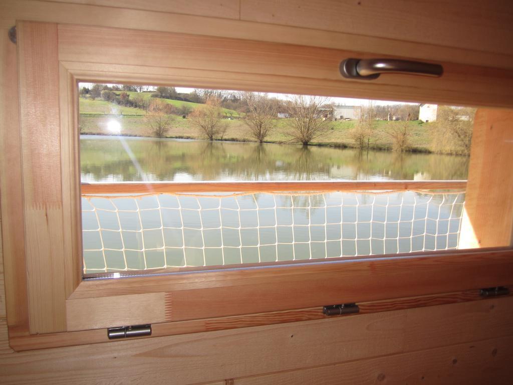 Hôtel Cabanes Flottantes Du Lac De Pelisse à Douzains Chambre photo