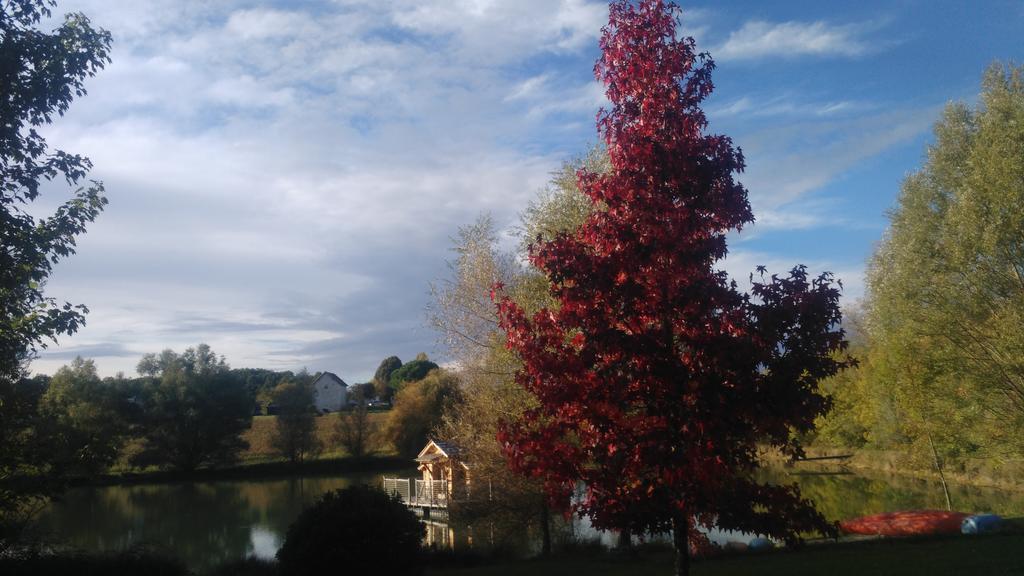 Hôtel Cabanes Flottantes Du Lac De Pelisse à Douzains Extérieur photo
