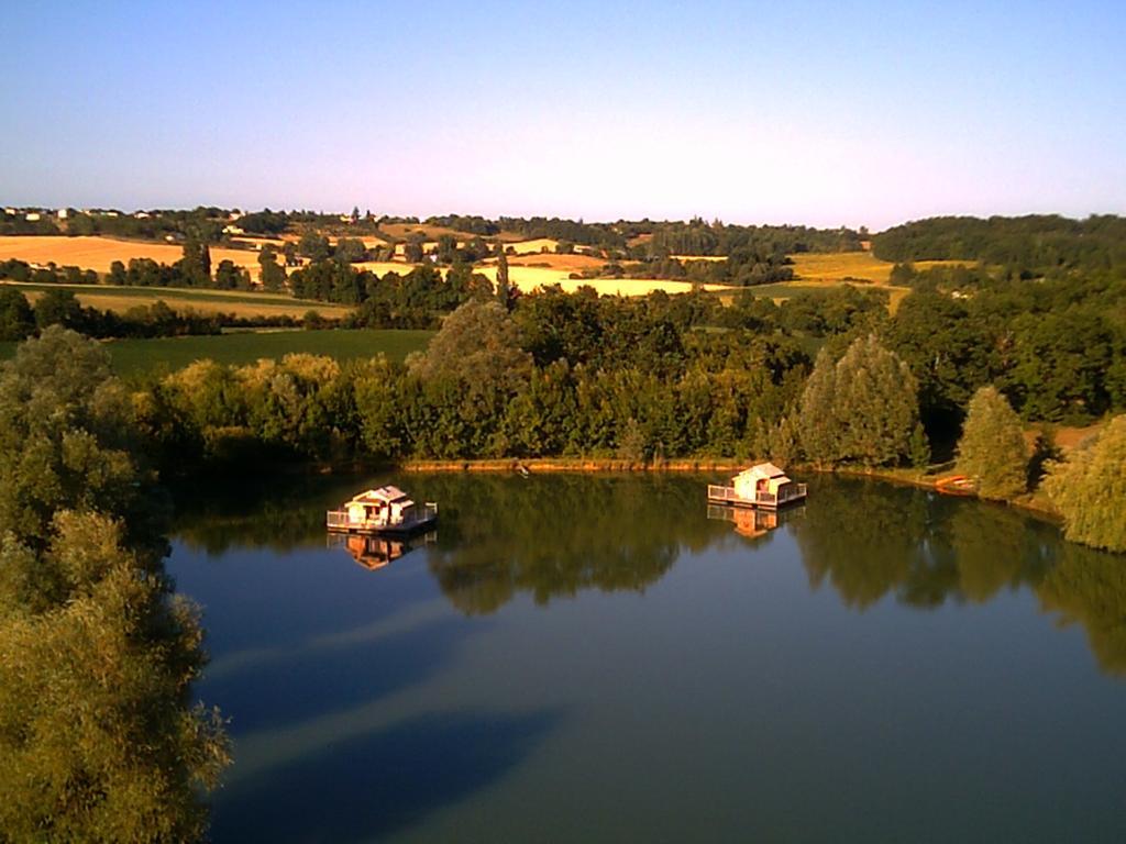 Hôtel Cabanes Flottantes Du Lac De Pelisse à Douzains Extérieur photo