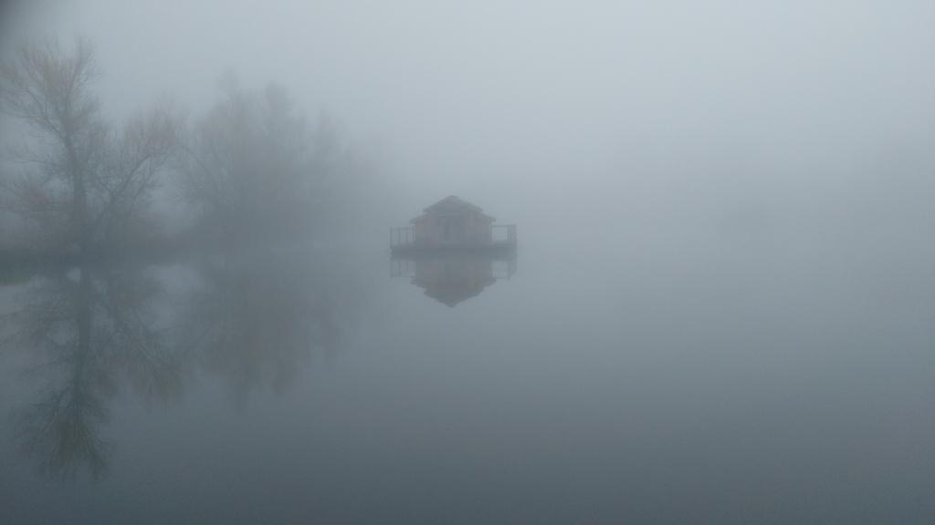Hôtel Cabanes Flottantes Du Lac De Pelisse à Douzains Extérieur photo